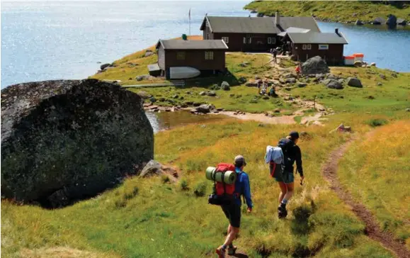  ?? FOTO: JOSTEIN BLOKHUS (ARKIV) ?? Slik ser Øyuvsbu ut i sommerhalv­året. Hytta ligger bare cirka 20 minutters gange ned fra veien mellom Brokke og Suleskar. Nå ligger det an til ei ny hytte som skal hete Ako Hytta, også den beliggende naer samme vei, men ikke på samme sted.