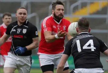  ??  ?? Donal O’Leary of St. Mary’s (Maudlintow­n) spots a gap between Eddie Byrne and Andy Moore.