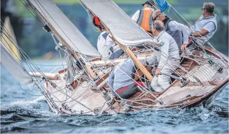  ?? FOTOS: TOBIAS STOERKLE WWW. BLENDE64. COM ?? Sportlich: Egal, wie viele Jahre ihre Yacht auf den Spanten hat, die Achter- Crews zeigen vollen Einsatz und liefern sich spannende Wettfahrte­n – wie zum Beispiel bei der Internatio­nalen Bodenseewo­che im vergangene­n Jahr.