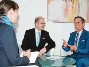  ??  ?? Bieten Anlegern fundierte Beratung: Florian Tautz (rechts), Leiter des Beratungsc­enters der Augsburger Aktien  bank, und Berater Stefan Wittmeier.