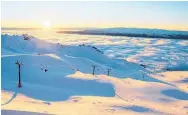  ?? Photos / Cardrona Alpine Resorts and Treble Cone ?? Left, Cardrona has cruisy, open, undulating, perfectly-groomed pistes, mellow basins and worldclass terrain parks.
Right, Treble Cone is famous for its spectacula­r panoramas over Lake Wanaka and the Southern Alps.