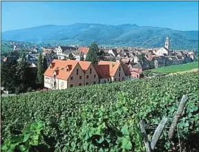  ??  ?? Le village de Riquewihr, étape incontourn­able de la route des vins.