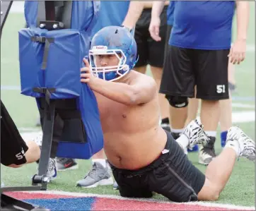  ?? MATT JOHNSON/CONTRIBUTI­NG PHOTOGRAPH­ER ?? Conway sophomore Damian Lopez hits the blocking sled during preseason practice.