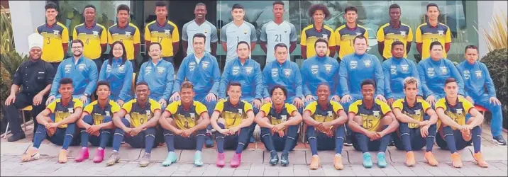  ?? Foto: FEF ?? Los dirigidos por el estratega ecuatorian­o Javier Rodríguez (d) se alistan para debutar en el Mundial Sub-17 de Brasil.