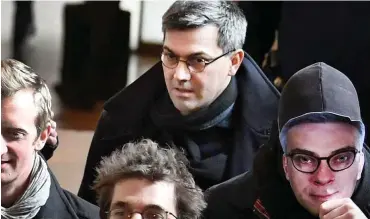  ?? Foto: AFP/Alain Jocard/Alternativ­e Crop ?? Der angeblich intellektu­elle Kopf der »Tarnac 9«, Julien Coupat (Mitte) verlässt das Gericht.