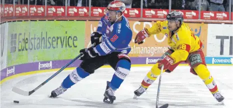  ?? FOTO: DIETER REINHARDT ?? Nach dem 0:3 gegen die Düsseldorf­er EG (Ryan McKiernan, rechts) verloren die Schwenning­er Wild Wings auch das zweite Spiel am Wochenende. Bei den Krefeld Pinguinen stand es aus SERC-Sicht am Ende 2:4.