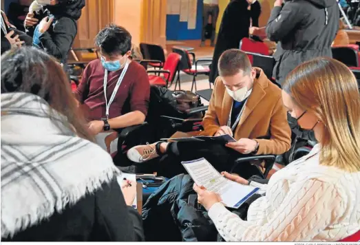  ?? FOTOS: CARLO BRESSAN / UNIÓN EUROPEA ?? Varios ciudadanos participan en una de las discusione­s del panel de la Conferenci­a sobre el Futuro de Europa celebrado en Florencia.