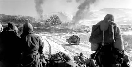  ??  ?? Tropas de EE.UU. reciben apoyo aéreo mientras combaten a fuerzas chinas, en 1950.