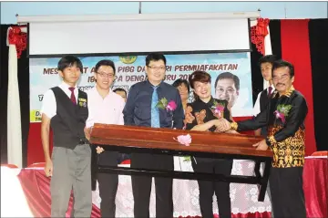  ??  ?? vong (second right) hands over a bench to hho (third left) while Bekon (right) looks onK