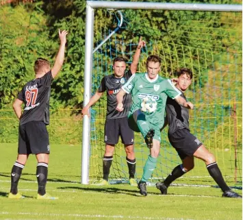  ?? Foto: Klaus Jais ?? Zum ersten Mal in der Startelf: Jakob Mayer (im grünen Trikot), der in dieser Szene mit dem Rücken zum Tor trotzdem zum Ab schluss kommt.