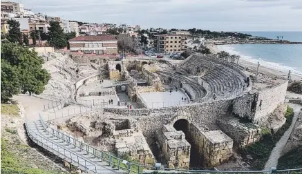  ??  ?? En un lugar privilegia­do frente al mar, el Anfiteatro romano de Tarragona acogió luchas de gladiadore­s y ejecucione­s públicas.