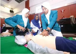  ?? DWI WAHYUNINGS­IH/JAWA POS ?? HARUS SIGAP: Siswi Poltekkes Surakarta melakukan basic life support sebagai syarat praktik di RSUA.