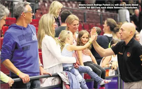  ??  ?? Niners-Coach Rodrigo Pastore (r.) will auch heute Abend wieder mit den Fans nach einem Heimsieg abklatsche­n.