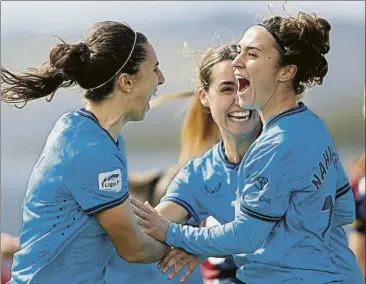  ?? FOTO: ATHLETIC ?? El gol del triunfo Nahikari y Bibi felicitan a Maddi por el tanto de los tres puntos en la visita al Levante