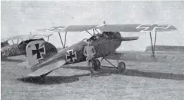  ??  ?? ■ A grainy photograph of Quandt with his Albatros D.III of Jasta 36 during April 1917. (AS)