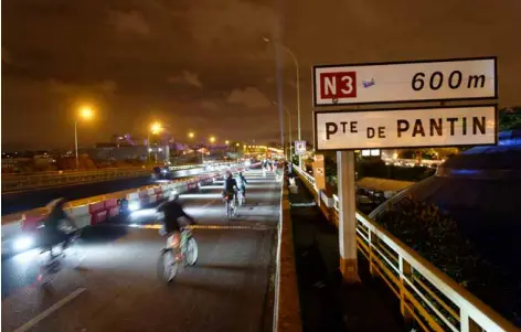  ?? "BASTIEN LOUVET/SIPA# ?? Le périphériq­ue parisien lors de la nuit blanche 2019. Parmi les scénarios envisagés, l’idée de réserver une voie aux mobilités partagées, vélos et taxis, plaît beaucoup à Anne Hidalgo.