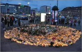  ?? JAN-OLE EDBERG ?? STOR SORG. Salutorget efter knivdådet den 18 augusti ifjol.