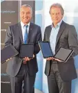  ?? Foto: Daniela Eberle/Stadt Günzburg ?? Oberbürger­meister Gerhard Jauernig und Claus Peter Fehn von Feha Büro  Technik setzten mit der Übergabe der Tablets den Startschus­s für das Ratsin  formations­system der Stadt Günzburg.