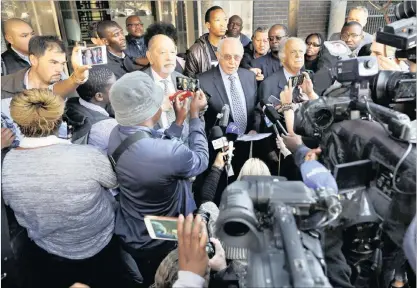  ?? PICTURE: KIM LUDBROOK / EPA ?? SPEAKING OUT: Retired judge Johann Kriegler, centre, and ANC stalwart and human rights lawyer George Bizos, SC, right, at the head offices of the Hawks in Pretoria after Finance Minister Pravin Gordhan failed to appear there.