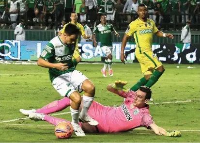  ?? FOTO COLPRENSA ?? Dos de las figuras del primer duelo de la final de la Liga Águila-1, anoche en Cali, Franco Armani por Nacional y Fabián Sambueza por el Deportivo Cali.