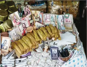  ?? ?? ↑ Articles religieux et objets de culte proposés par des vendeurs ambulants et des stands de rue.
