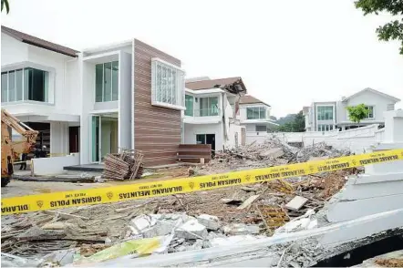  ??  ?? Under scrutiny: The bungalow in Section 7, Shah Alam after the rubble from the slab was cleared. The bungalow is now under inspection by engineers from various agencies, including the MBSA and Constructi­on Industry Developmen­t Board.