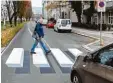  ?? Foto: dpa ?? So sieht ein 3D Zebrastrei­fen aus, der Autofahrer bremsen lassen soll.