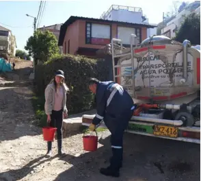  ?? ?? Un camión cisterna entrega agua en las empinadas calles de la Calera, región vecina de Bogotá, la capital colombiana. AFP