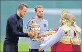  ?? AP ?? ▪ England skipper Harry Kane (left) and coach Gareth Southgate receive a traditiona­l Russian tea urn on Wednesday.