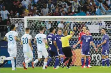  ?? |GETTY IMAGES ?? Tras revisar la jugada en la pantalla, el árbitro Sampaio marcó el penal a favor de Argentina.