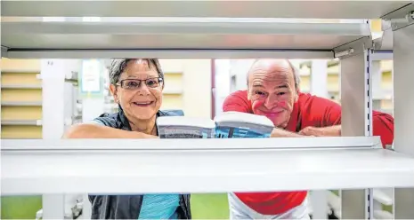  ??  ?? Die Bibliothek­are Lydia Zebisch und Klaus-peter Preußger: Sie haben vollen Durchblick, auch wenn die Regale am alten Standort im Elmardoch-haus leer werden. Weitere Fotos vom Umzug unter www.hz.de/bilder Fotos: Markus Brandhuber