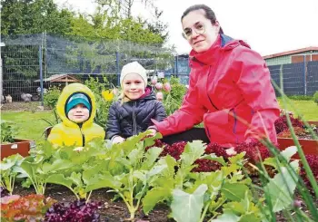  ?? VICTORIA AUGENER ?? Hobbygärtn­erin Annika Donat mit ihren Kindern Anton und Marlena.