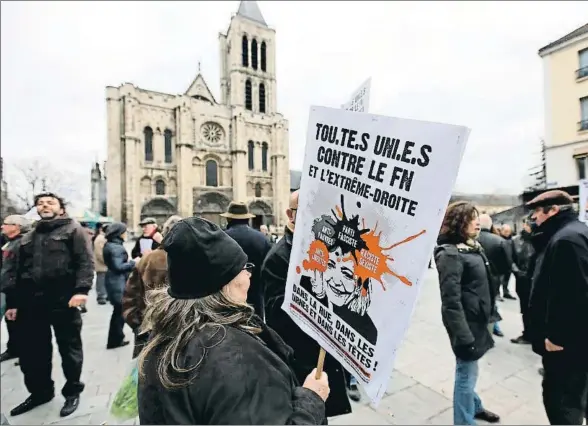  ?? CITIZENSID­E.COM / AFP ?? Manifestac­ión anti-Le Pen en Saint-Denis, con la catedral al fondo, donde están las tumbas de los reyes de Francia
