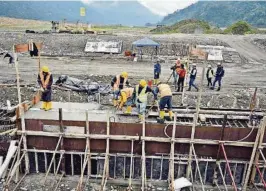  ?? ALFREDO CÁRDENAS ?? ▶Continúa la construcci­ón de un dique de piedras por 2.600 metros de largo. Es parte de obras de captación de agua de la central hidroeléct­rica Coca Codo Sinclair.