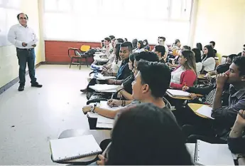  ??  ?? MEDICIÓN. Al final de cada período, los estudiante­s evalúan el desempeño de sus docentes.