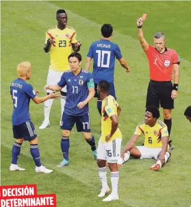  ??  ?? El árbitro Damir Skomina, de Eslovenia, sacó en los primeros minutos del juego con una tarjeta roja, al central Carlos Sánchez por haber interferid­o un ataque japonés con una mano. Eso forzó a los colombiano­s a disputar los siguientes 85 minutos con 10...