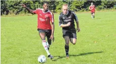  ?? FOTO: THORSTEN KERN ?? Der SK Weingarten ( links Danso Alhaji) verlor sein Heimspiel gegen die TSG Bad Wurzach ( Julian Lendt) mit 1: 2.