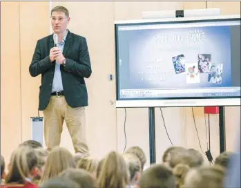  ??  ?? JP F26 Magnus Barrow 04 Mary’s Meals charity founder and chief executive Magnus MacFarlane-Barrow shows youngsters a video about where their backpacks are going.