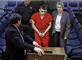  ?? Susan Stocker/South Florida Sun-Sentinel/Associated Press ?? Nikolas Cruz (algemado) se apresenta com advogada em tribunal em Broward, Flórida