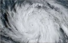  ??  ?? Le cyclone Maria frappe les Caraïbes avec des vents dépassant les 250 km/h.