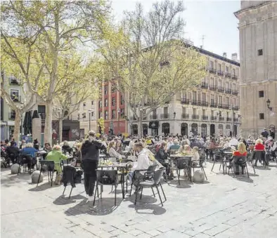  ?? JOSE MIGUEL CALVO ?? Numerosas personas toman algo en las terradas de la plaza San Felipe de Zaragoza, ayer.