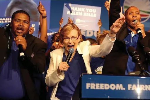  ?? PICTURE: PHANDO JIKELO ?? OUT OF FAVOUR: Helen Zille sings with supporters at a DA conference in Port Elizabeth.