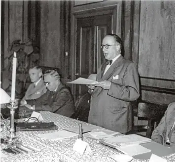  ?? Archivfoto: dpa ?? Im ehemaligen Gästeschla­fzimmer des Bayernköni­gs Ludwig II. im Alten Schloss Herrenchie­msee auf der Herreninse­l eröffnet Staatsmini­ster Anton Pfeiffer am 10. August 1948 die Tagung, die den Grundstein für die deutsche Verfassung legte. Der Mit gründer...