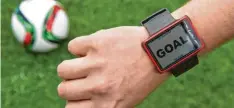  ?? Foto: Annegret Hilse, dpa ?? Wenn der Ball die Linie überquert, bekommen die Schiedsric­hter ein Zeichen auf ihrer Uhr.