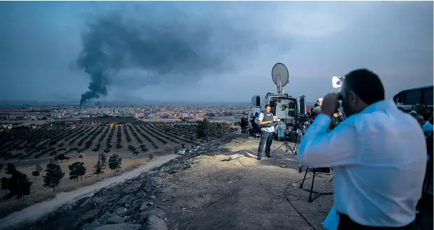  ??  ?? Rauchschwa­den über Syrien: Von türkischem Gebiet aus berichten Medien über die Militärope­ration im Grenzgebie­t.