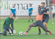  ?? FOTOS: PERE PUNTÍ ?? Los pericos empezaron ayer a trabajar en la Ciudad Deportiva Dani Jarque. Pau López y Felipe Caicedo, los protagonis­tas en una jugada del primer entrenamie­nto de la pretempora­da