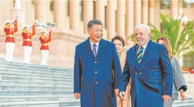  ?? // REUTERS ?? El presidente brasileño, Lula da Silva, junto a su homólogo chino, Xi Jinping, en su visita a Pekín esta semana. Detrás, las esposas de ambos