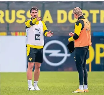  ?? FOTO: GUIDO KIRCHNER/IMAGO IMAGES ?? In der Krise mehr als ohnehin schon als Anführer gefragt: Dortmunds Verteidige­r Mats Hummels (links) spricht im Training mit Stürmer Erling Braut Haaland.