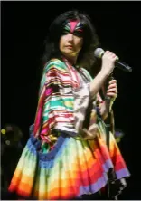  ??  ?? À direita: Björk numa das atuações da Volta Tour, Xangai, 2008. Em baixo: fotografia da cantora tirada no backstage de um concerto nas históricas Terme di Caracalla, Roma 2018.