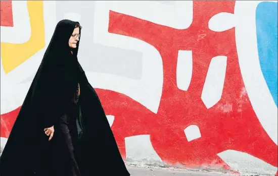  ?? STR / AFP ?? Una dona passant per davant d’un mural, ahir a Teheran